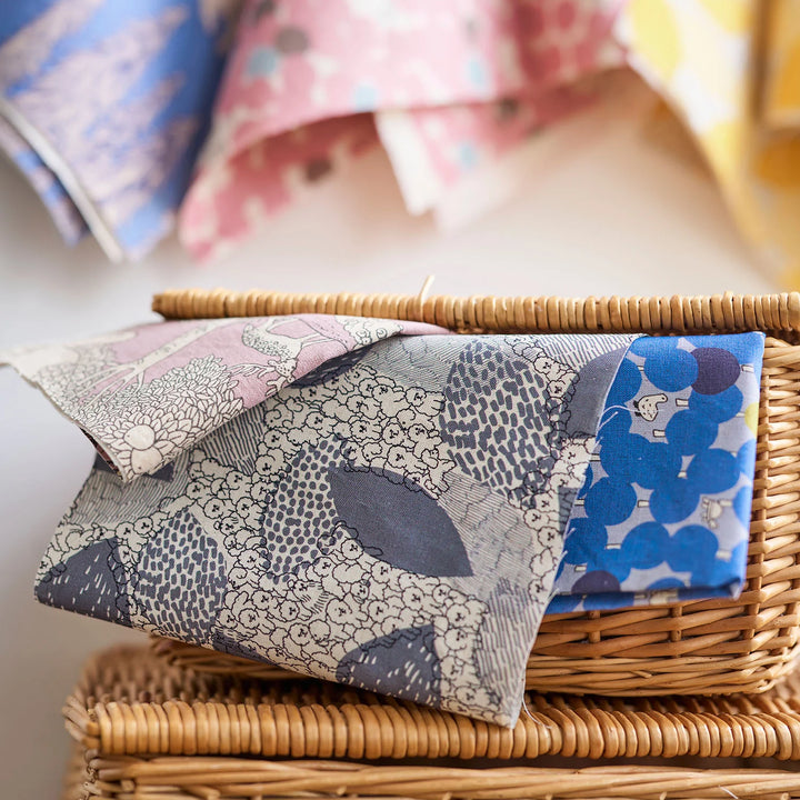 Kokka  Cotton Linen Sheeting - Marble SUD - Bichon Frise in Königsblau