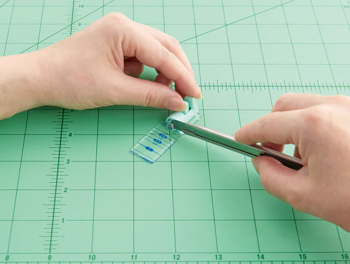 Pattern Cutting Guide - Schnittmusterschneidführung von Clover