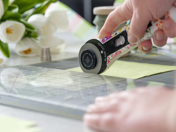 Rollschneider Olfa Classic 45mm in Blooming Garden – Bild 3