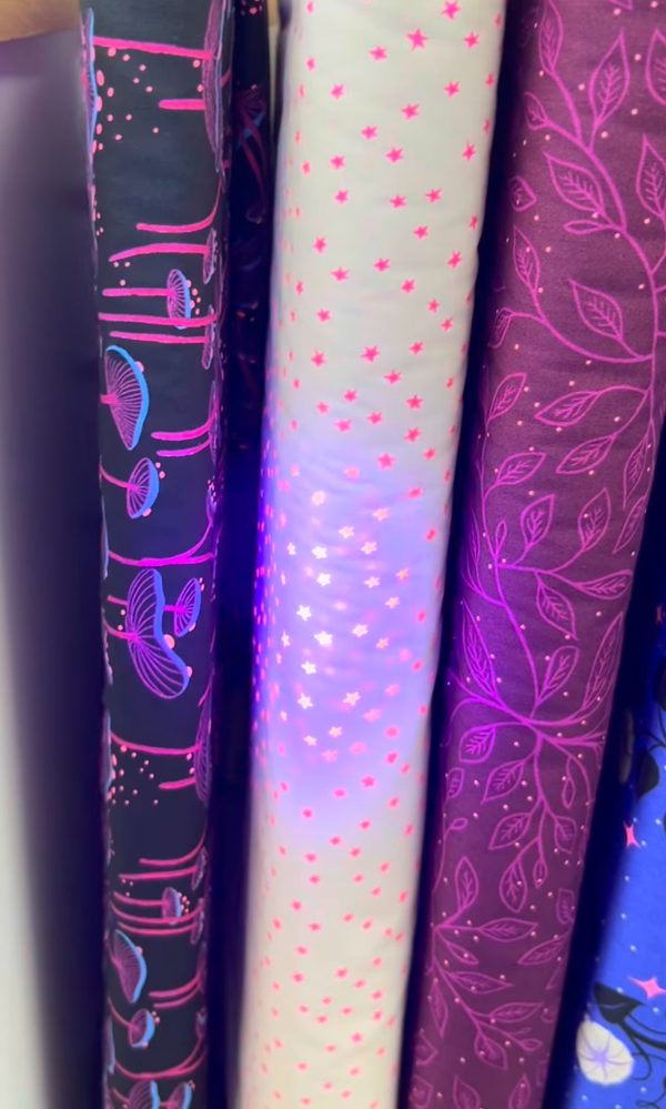 Moda Fabrics - Sarah Watts - Glow Garden - Novelty Squares in Blacklight – Bild 4