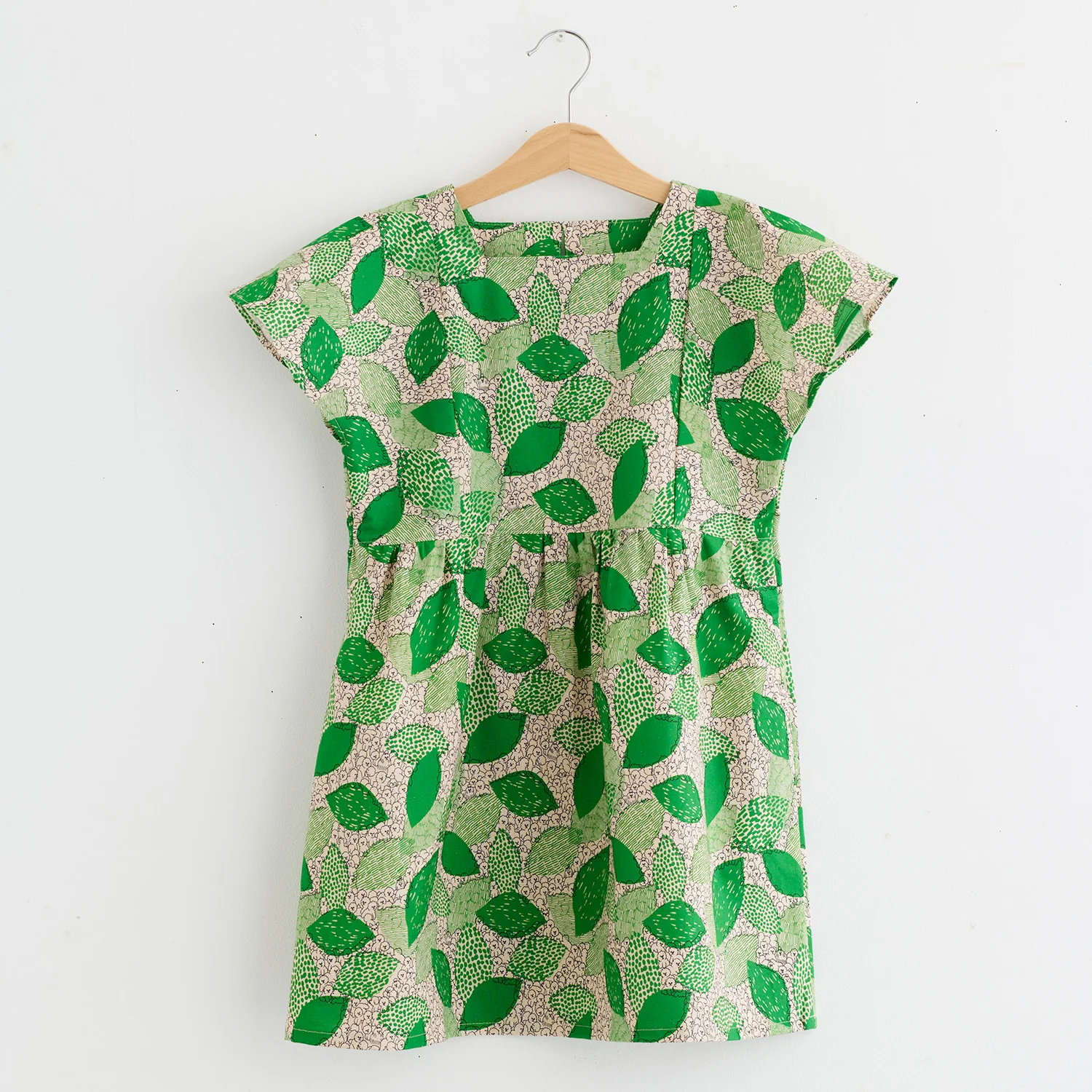 Kokka – Cotton Linen Sheeting - Marble SUD - Bichon Frise in Grün – Bild 4