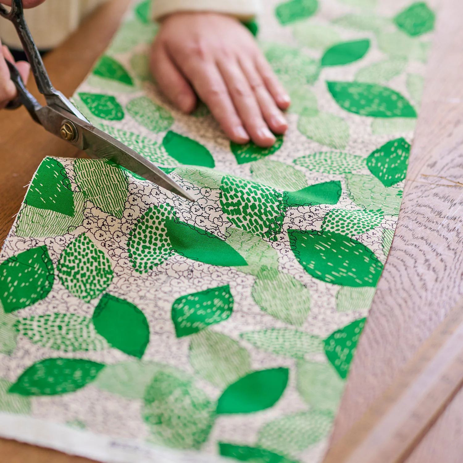 Kokka – Cotton Linen Sheeting - Marble SUD - Bichon Frise in Grün – Bild 3